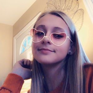 Meet your Posher, Caitlin